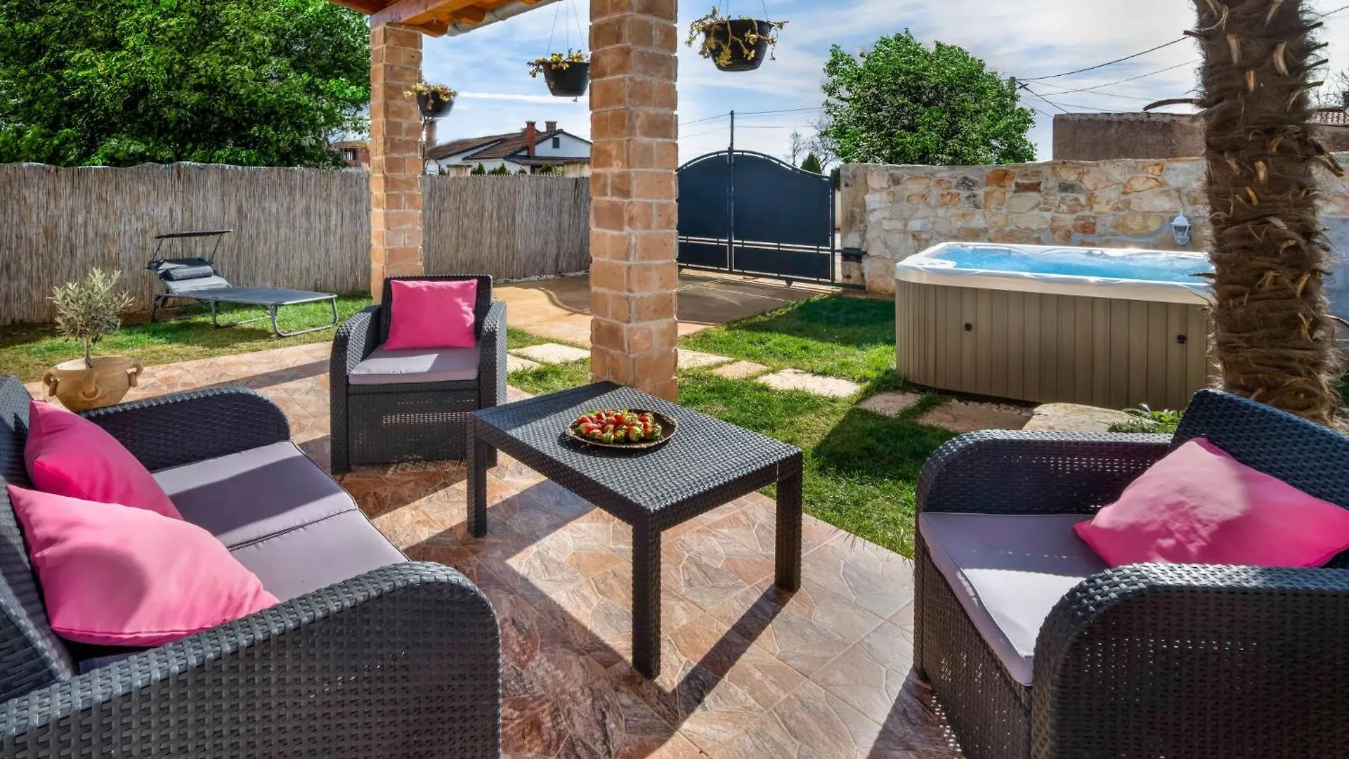 Contacts de Holiday Home Villa Aurora By Interhome